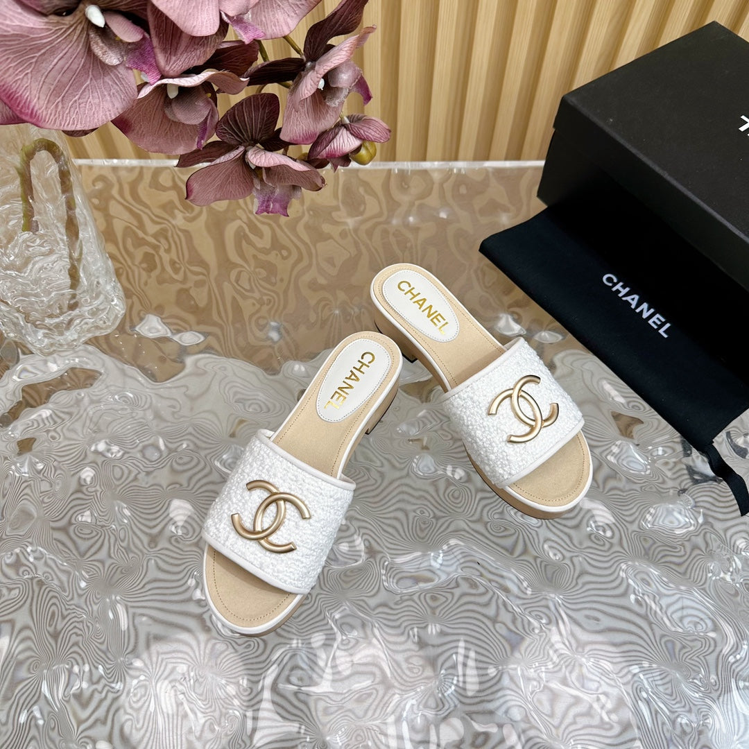 CHANEL PLATFORM SLIPPERS IN WHITE TWEED AND LAMBSKIN