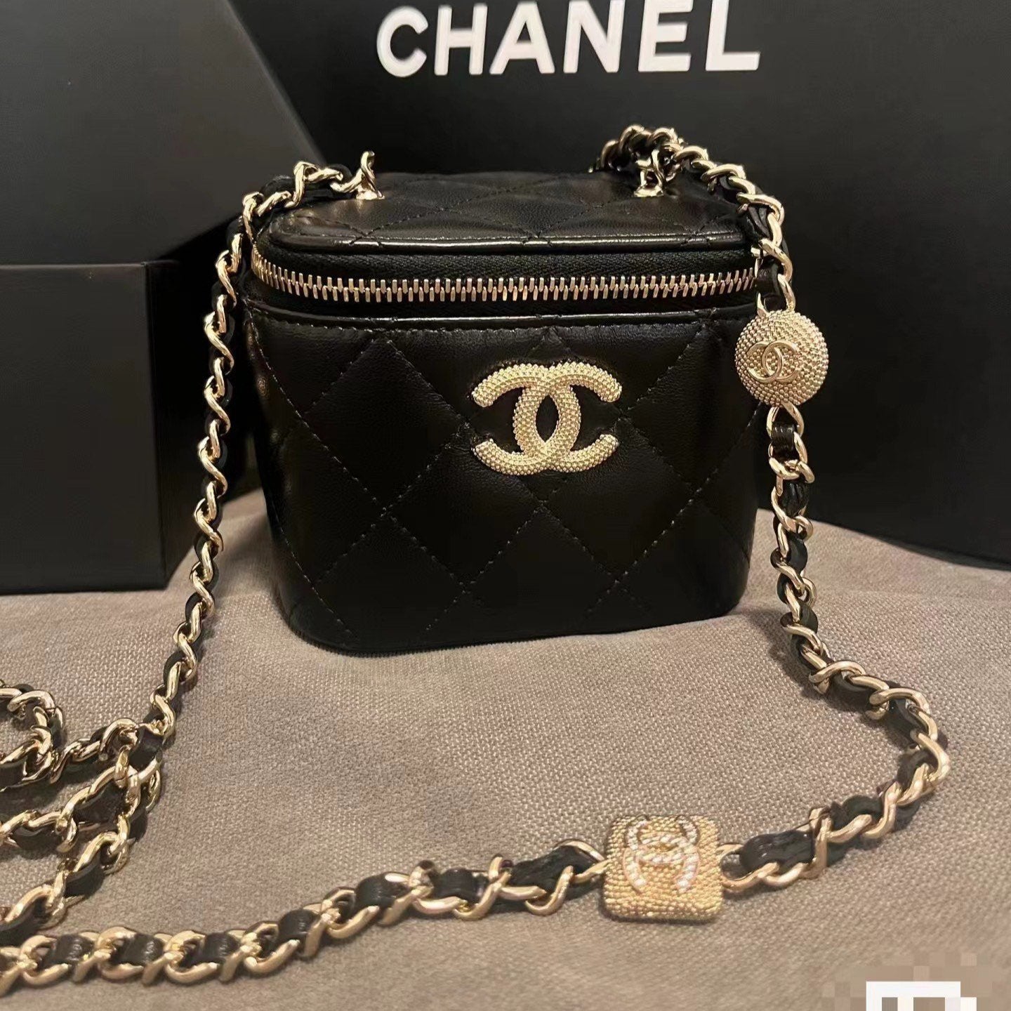 CHANEL SMALL VANITY CASE 11 IN BLACK CALFSKIN GOLD HARDWARE